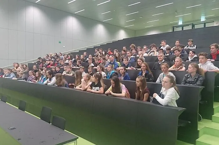 In den größten Hörsaal am Campus passen bis zu fünfhundert Studierende.
