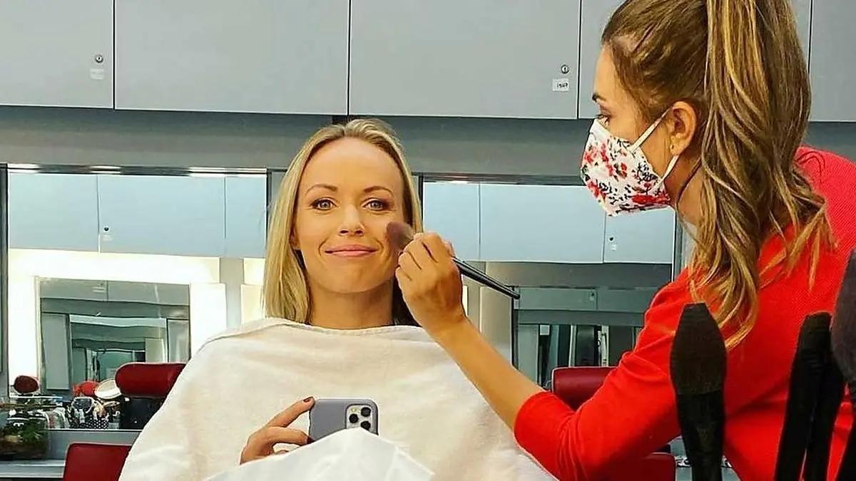 Optisch ist Billard-Queen Jasmin Ouschan ein Blickfang. Ihre Sneakers muss sie nun mit Tanzschuhen tauschen