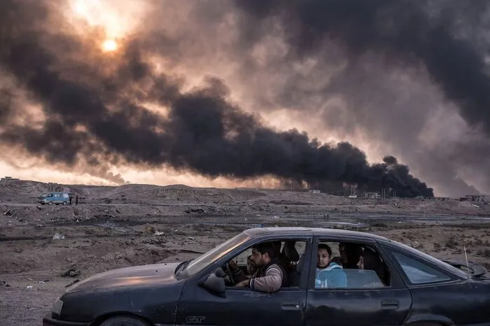 2. Preis General News Stories: Sergey Ponomarev wird für seine Serie "Iraq's Battle To Reclaim Its Cities" mit diesem Bild einer Familie, die aus Mossul, flieht, ausgezeichnet.