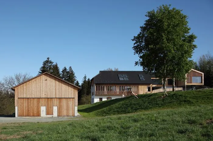Hof und Stall stehen nun nicht mehr parallel, sondern rechtwinkelig zueinander.