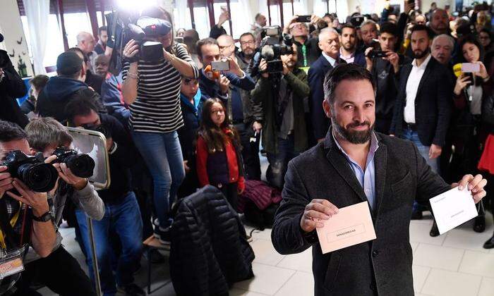 Santiago Abascal, Kandidat der rechtspolulistischen Partei Vox, am Sonntag im Wahllokal in Madrid