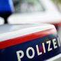 Zwei Polizeistreifen trafen bei der Wohnung ein (Sujetbild)