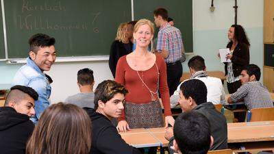 Lehrerin Gabriele Bachmayer mit Schützlingen