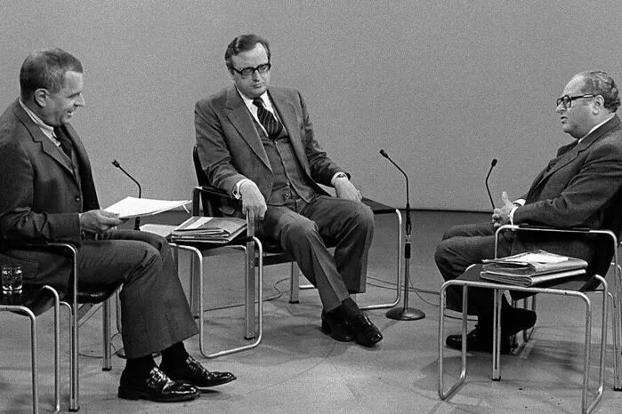 Wahldiskussionen mit Bruno Kreisky im Fernsehen wurden zu Ereignissen, über die jeder sprach: Hier ORF-Journalist Hans Benedict im Gespräch mit Josef Taus (ÖVP) und Bruno Kreisky.