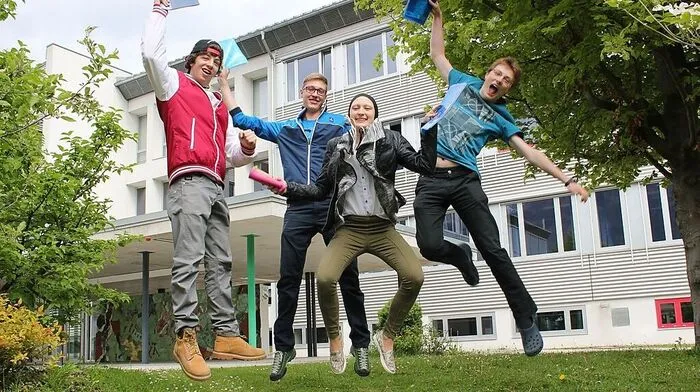 Freudensprünge: Roman Wagner, Simon Oberegger, Romina Blümel und Florian Flatscher haben einen Teil der Matura hinter sich 