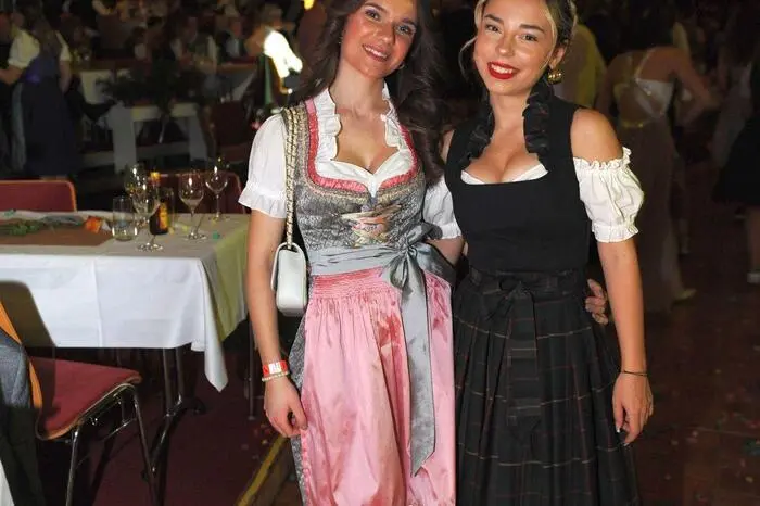Die Besucherinnen und Besucher kamen in Tracht