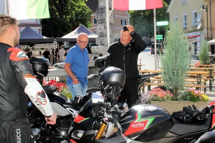 Bis spät in die Abendstunden konnten die Besucher bei Musik mit Robert Kollegger, Josef Leth und Joe Loibner das Motorradfest des MRC Styria 81 in vollen Zügen genießen.