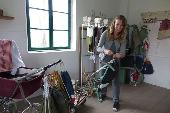 Mit ihr werden Taschen für Kinderwagen, Rucksäcke für Groß und Klein, Lenkertaschen für den Kinderwagen und später für das Fahrrad, Beutel, Babydecken, Wickelunterlagen und Windeln gefertigt.