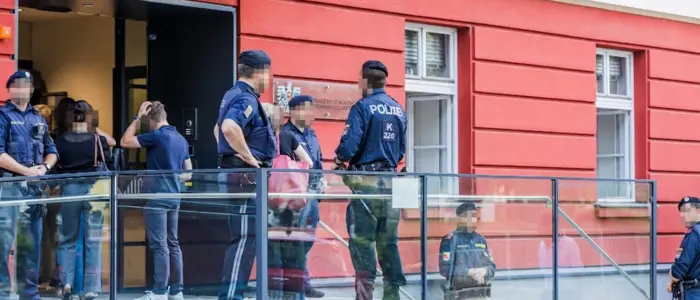 Die Sicherheitsvorkehrungen am und vor dem Landesgericht waren enorm