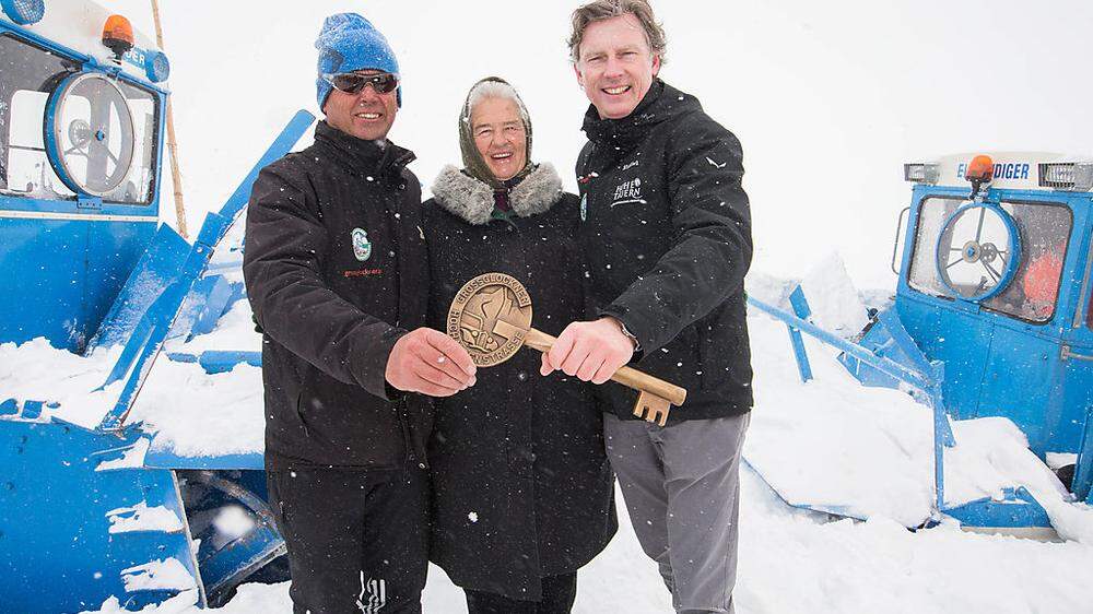 Hoher "Treffpunkt" im Schnee beim Hochtor: Johannes Hörl (Grohag-Vorstand, links) und Peter Embacher mit Frieda Nagl aus Rauris, bekannt als die "Wut-Oma"