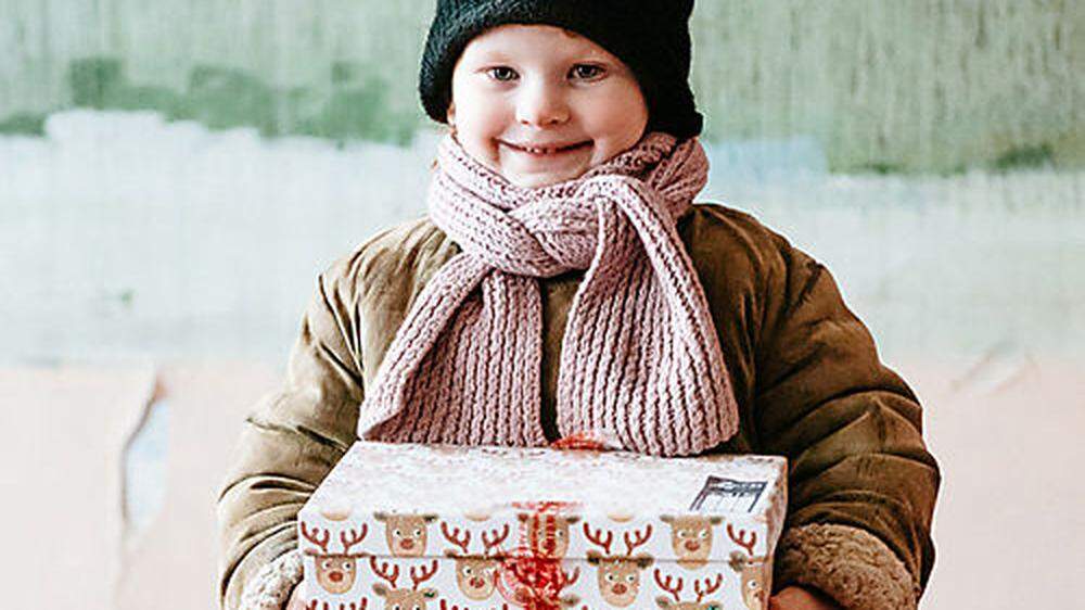 Dank der Aktion durfte sich zum Beispiel auch die vierjährige Dasha in der Ost-Ukraine über ein Geschenk freuen