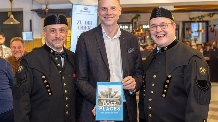 Brauhof-Chef Franz Huditz (Mitte), Fotograf Helmuth Weichselbraun (links) und Autor Georg Lux freuten sich über viele interessierte Gäste
