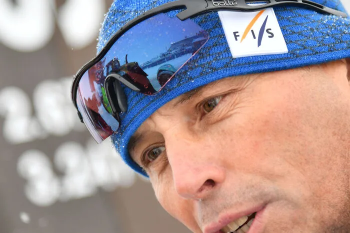 um 7 Uhr musste FIS-Renndirektor Markus Waldner den Start zunächst um eine Stunde verschieben...