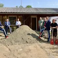 Große Freude bei den Verantwortlichen: Endlich kann man mit dem Neubau des Hundehauses beginnen