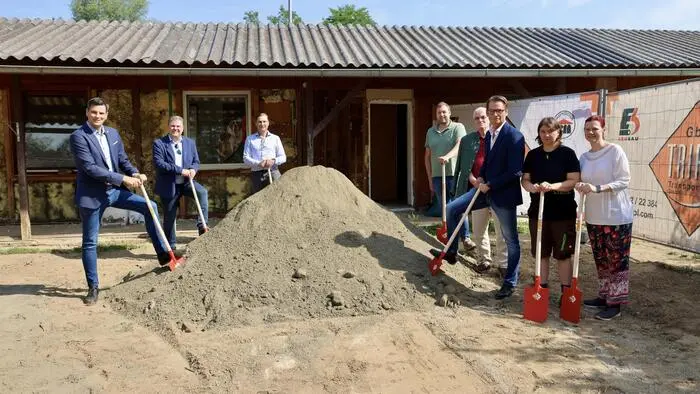 Große Freude bei den Verantwortlichen: Endlich kann man mit dem Neubau des Hundehauses beginnen
