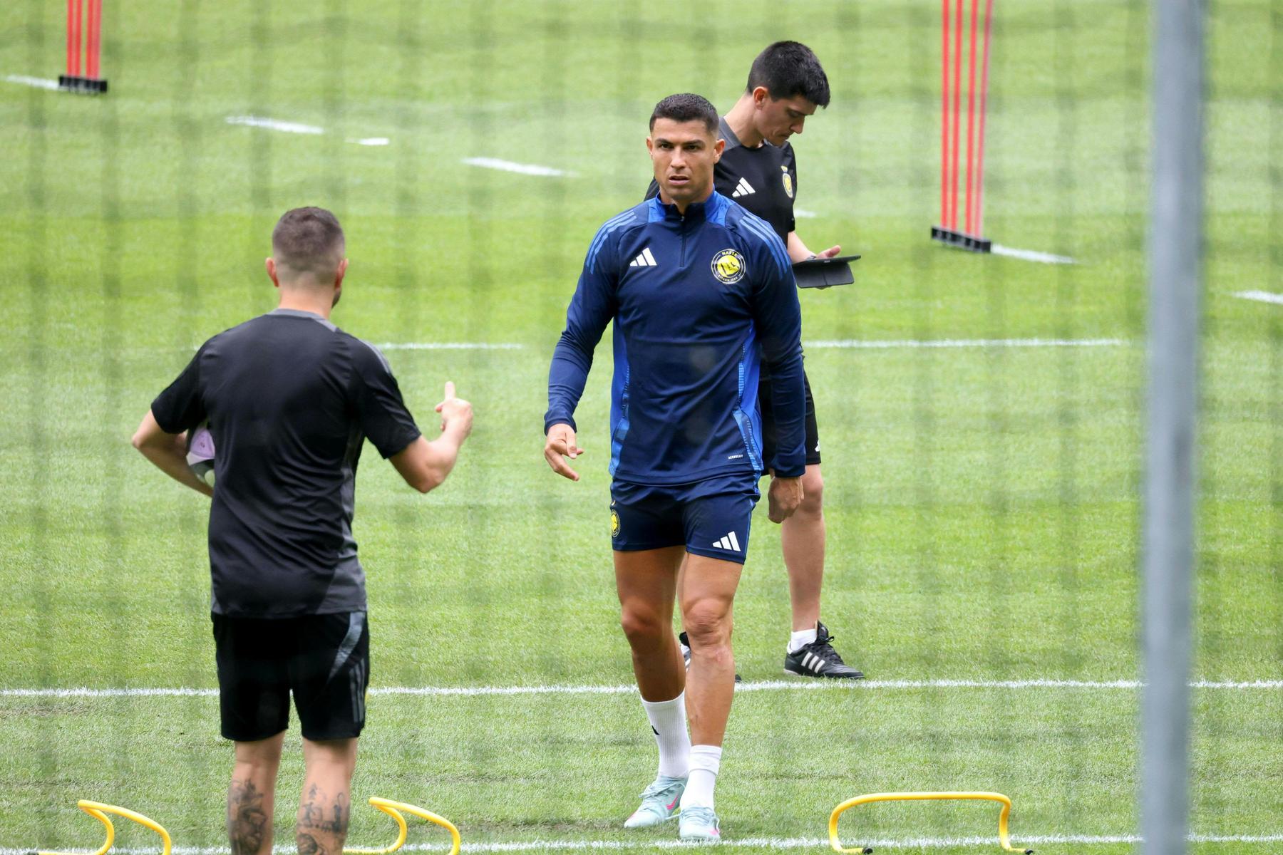 Superstar genervt: Cristiano Ronaldo droht Fans in Salzburg mit der Polizei