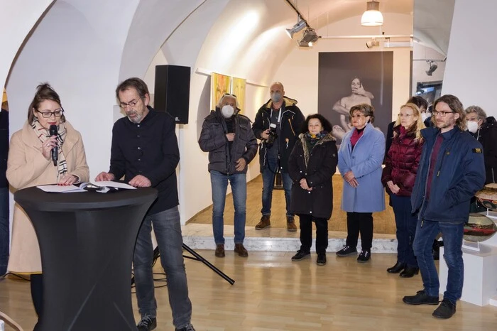 Eröffnet wurde die Ausstellung „Kunst ist weiblich“, die Gemälde, Skulpturen und Fotografien der Künstlerinnen Anna Gitschthaler, Angelika Hirt-Thomson, Maren Hirt, Claudia Plattner, Waltraud Slatar und Inge Stornig zeigt.  