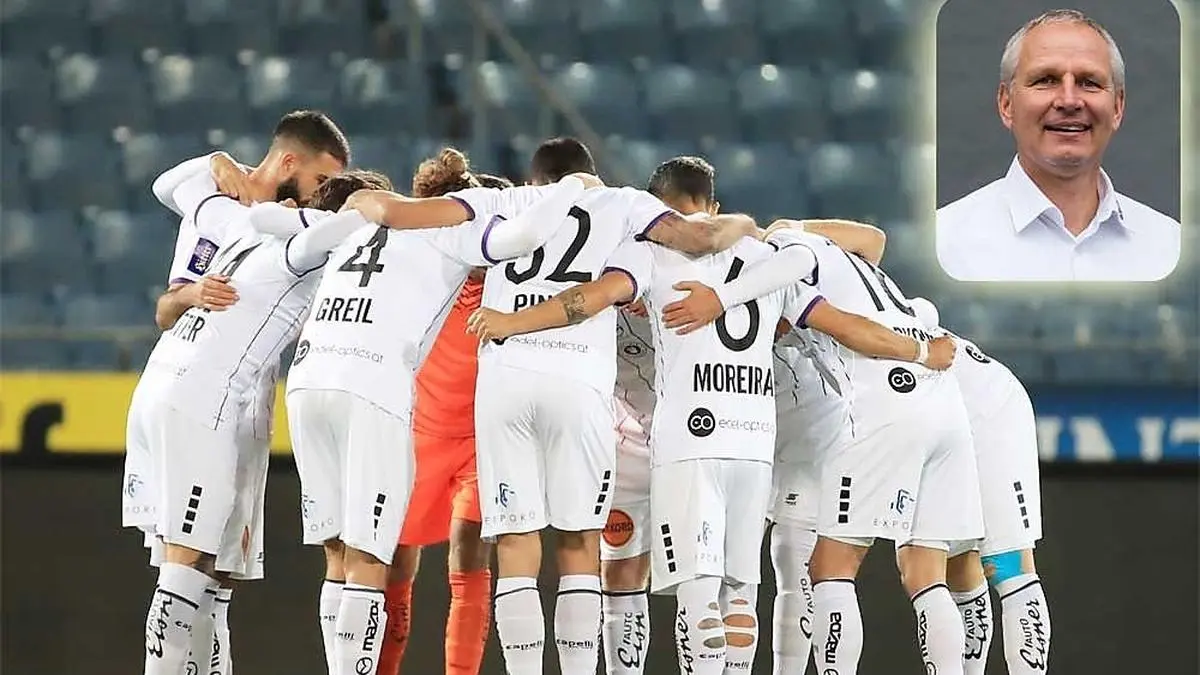 Die Spieler von Austria Klagenfurt verabschiedeten sich in die Winterpause. Am 4. Jänner geht das Training für die Violetten wieder los. Rechts oben Austria-Geschäftsführer Harald Gärtner 