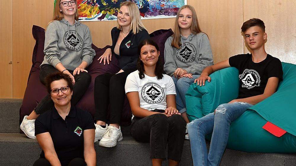 Elvira Steindorfer (unten links) und Schüler mit der neuen Schulmode, es gibt T-Shirts, Polo-Leiberl und Kapuzenpullover 