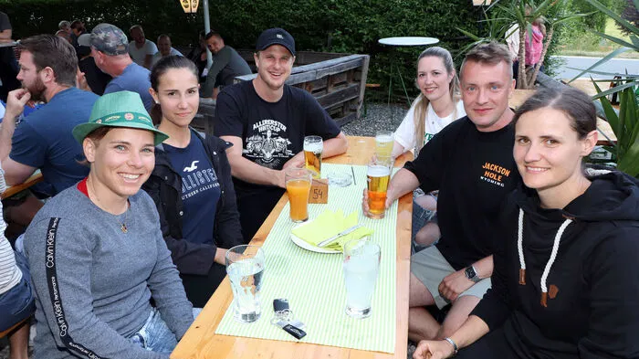 Martin Hinteregger mit seinen Fußball-Fans im Gastgarten Landgasthof „Zum Scheiber“.