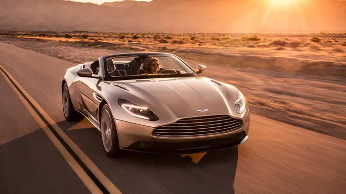 Anfang 2018 gibt der Aston Martin DB11 seinen Einstand. Und zwar mit Nachdruck, denn unter der langen Motorhaube arbeitet ein 510 PS starker 4-Liter-V8, der von zwei Turboladern zwangsbeatmet wird.