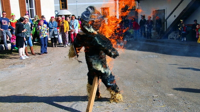 Die Landjugend hatte den Fasching – eine Strohpuppe – vorbereitet, die dann nach einigen Sprüchen entzündet wurde.