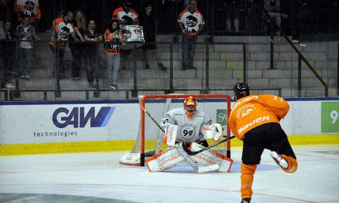 Felix Nussbacher im Tor - dahinter die Fans