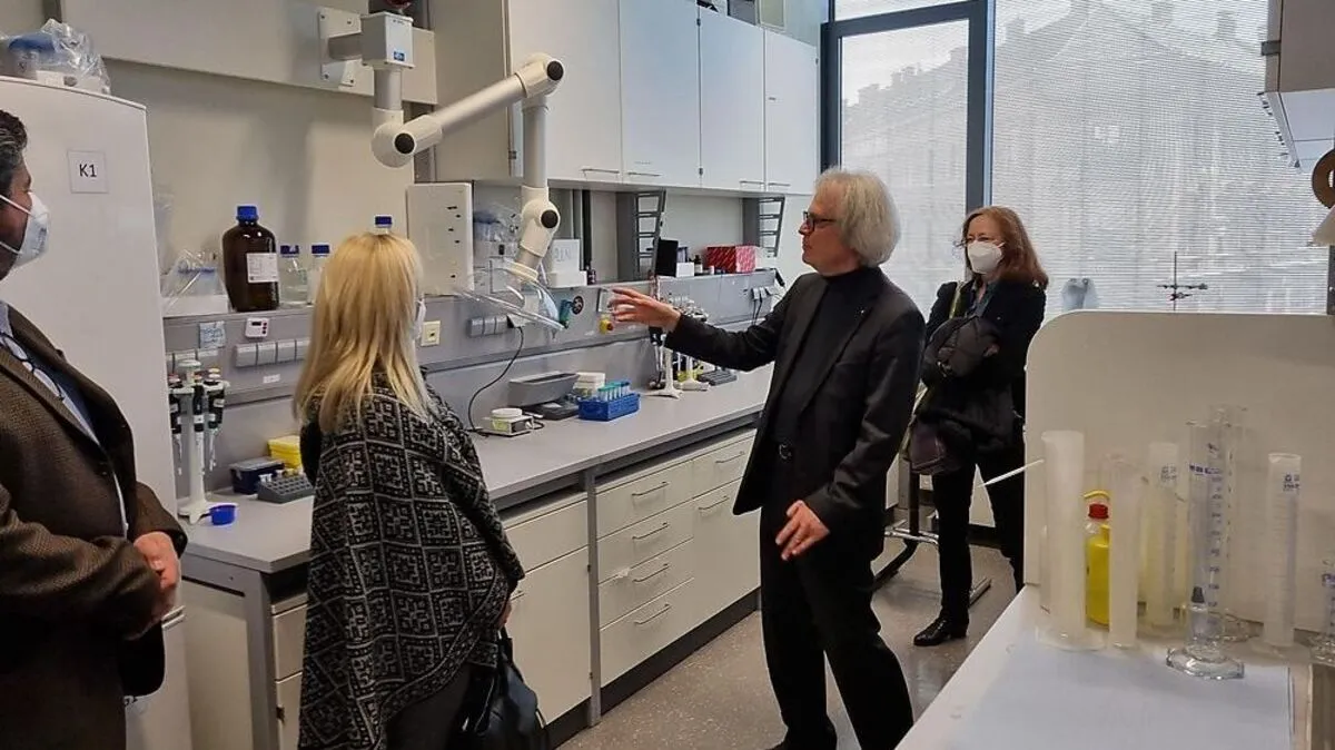 Die Botschafter bekamen eine Führung durch die Grazer Labors