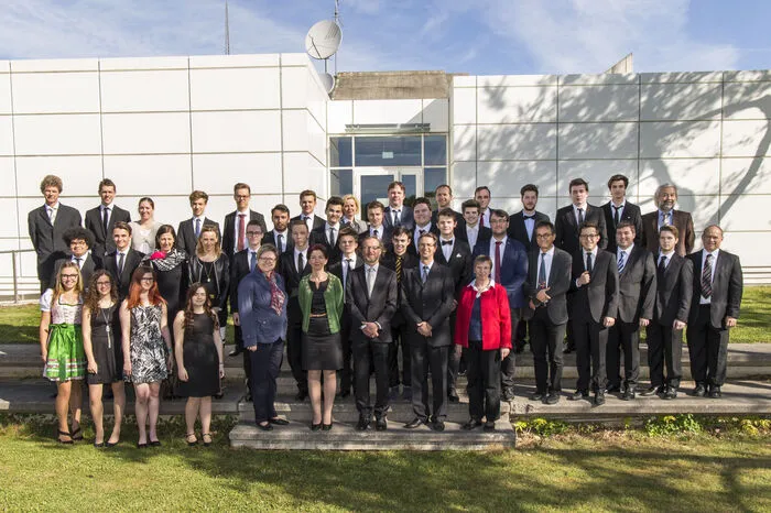 Die Klasse 10CHIF der HTL Kaindorf mit ihren 23 Maturanten: Ausgezeichneter Erfolg: Julius Baumhakel, Jasmin Dirnböck, Felix Friesacher, Simon Glössl, Hanna Müller, Michael Neubauer, Paul Petritsch, Julian Reichenbrugger, Martin Rupp und Marie Senemann. Guter Erfolg: Simon Gutschlhofer Sebastian Sauer und Christian Stippel.