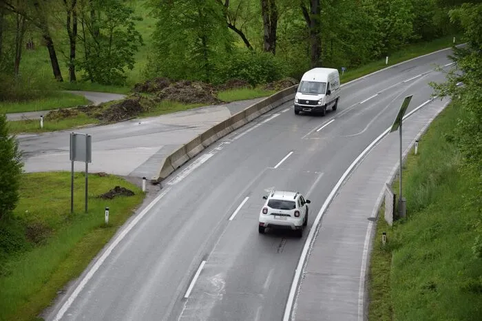 ... Betonleitwände versperren die Einfahrt, die Linksabbiegespur wurde entfernt