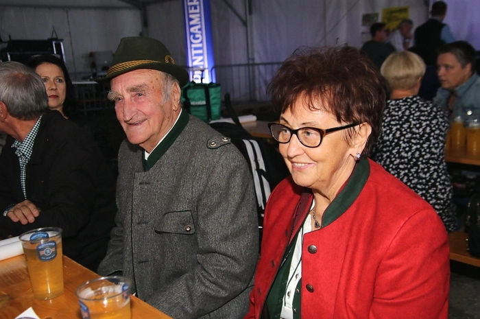 Als Abschiedsgeschenk wurde unter den Besuchern ein allerletztes, privates Granaten-Wohnzimmerkonzert verlost.
