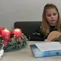 Amelie Peitler präsentiert ein Weihnachtslied im Zuge des Online-Adventkalenders