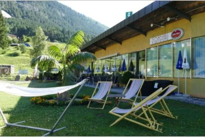 Cafe Rondeau, Bad Bleiberg Zentral im Hochtal gelegen bietet das Cafe Rondeau im Thermenweg 1 eine breites Spektrum an Kaffeehauskultur. Im Gastgarten, kann man bei Kaffee und Sonnenschein abschalten.