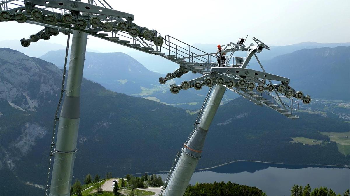 Ein Arbeiter auf einer Liftstütze