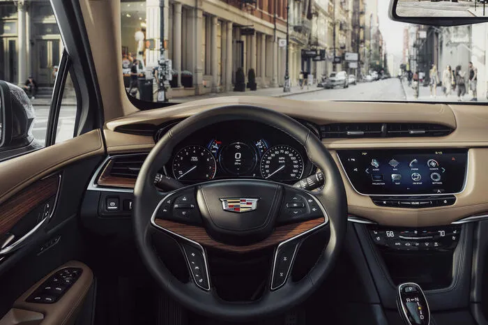 Wie bei allen Cadillac-Modellen besteht der Innenraum aus zugeschnittenen und vernähten Paneelen, anstatt aus den üblichen geformten Oberflächen.