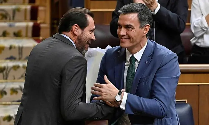 Abgeordneter Óscar Puente mit Zuspruch von Pedro Sánchez.