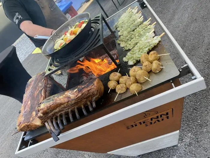 Nach dem Prinzip eines Tischherdes kann auf der Brenn-Bar nicht nur gegrillt, sondern auch gekocht werden