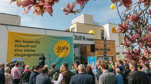 Bei frühlingshafter Stimmung wurde das neue Jufa Hotel in Bad Radkersburg eröffnet