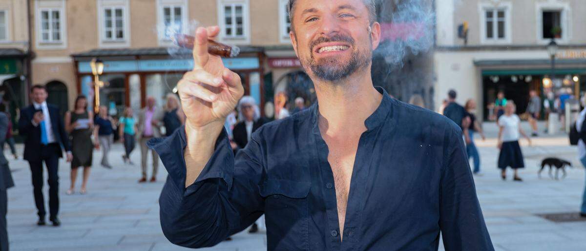 Vor der Premiere gönnte sich Philipp Hochmair noch eine Zigarre und tratschte mit den Gästen