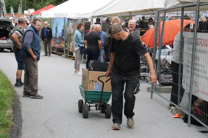 Unmengen an Kleidung, Elektrogeräten, Fahrrädern, Büchern, Rasenmähern, Kuriositäten und kleinen Schätzen warteten auf die vielen Besucher. Kulinarisch wurden die Gäste wieder mit Grillspezialitäten, Kaffee und selbstgebackenen Mehlspeisen verwöhnt.