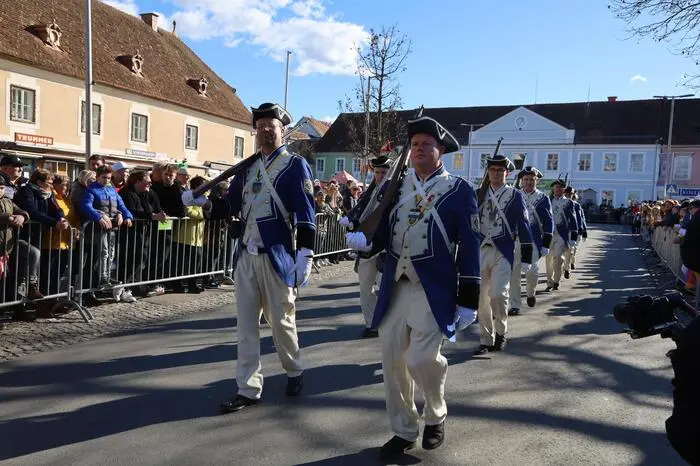 Die Stadtwache Feldbach führte den Umzug an.