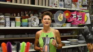 Elvira Birnstingl hat die beliebten Kaffeemaschinen in allen Größen im Geschäft