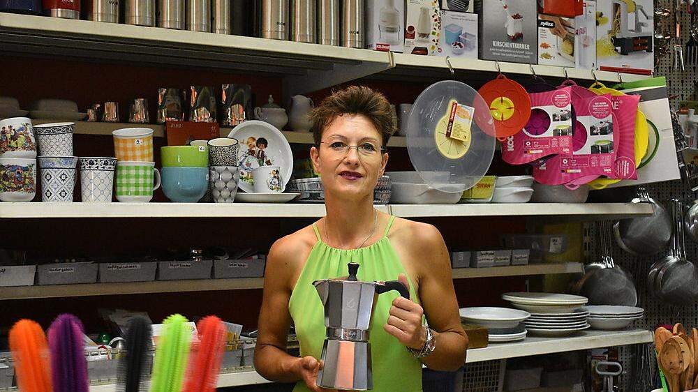 Elvira Birnstingl hat die beliebten Kaffeemaschinen in allen Größen im Geschäft