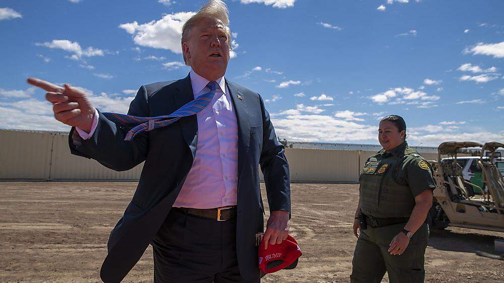 Trump vor einem Teil der Grenzmauer in Kalifornien