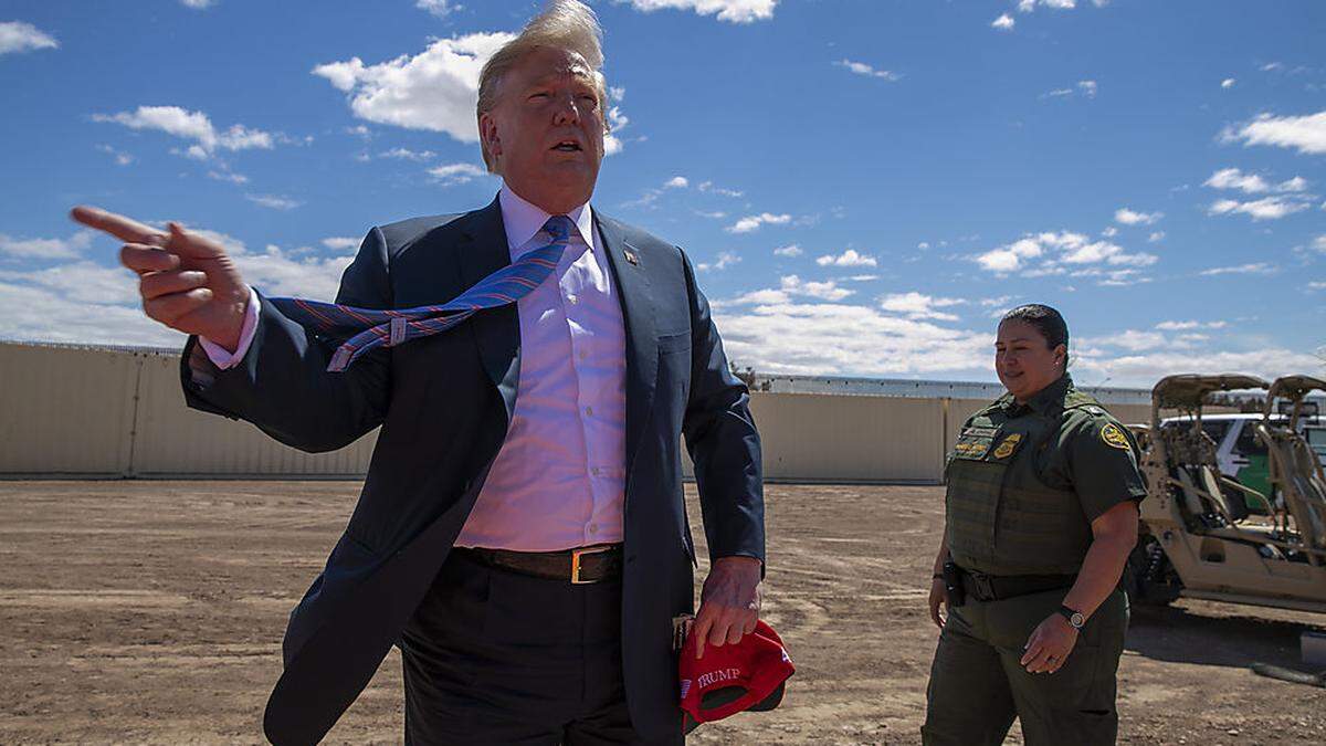 Trump vor einem Teil der Grenzmauer in Kalifornien