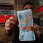 Der Kurs der türkischen Währung fiel am Montag in der Früh stark