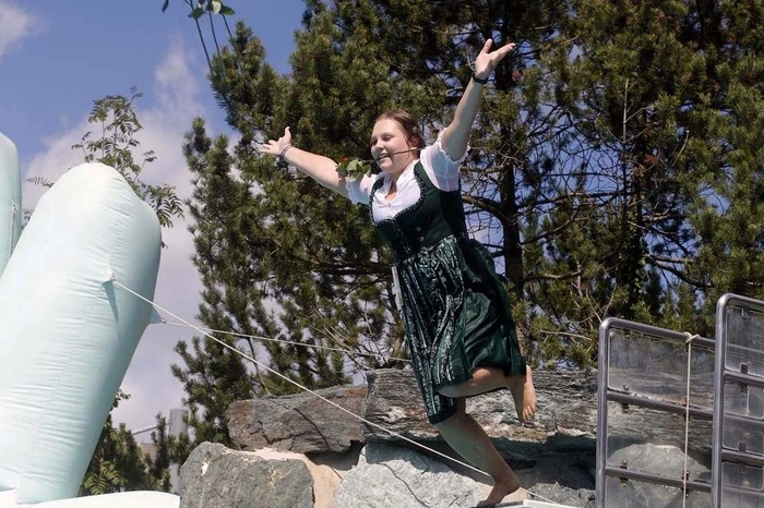 ...bevor die feschen Madln im Dirndl ihren Einfallsreichtum und Mut beim Sprung vom 3-Meter-Brett bewiesen.