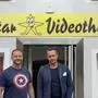 Seit über 30 Jahren betreiben Michael (45, l.) und Christian (44) die Star Videothek. Corona besiegelte nun das Aus