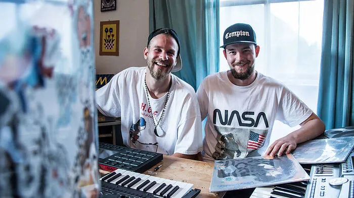 Markus Klaunzer und Alen Lovric mit dem geliebten Drumcomputer im kleinen Heimstudio von Klaunzer