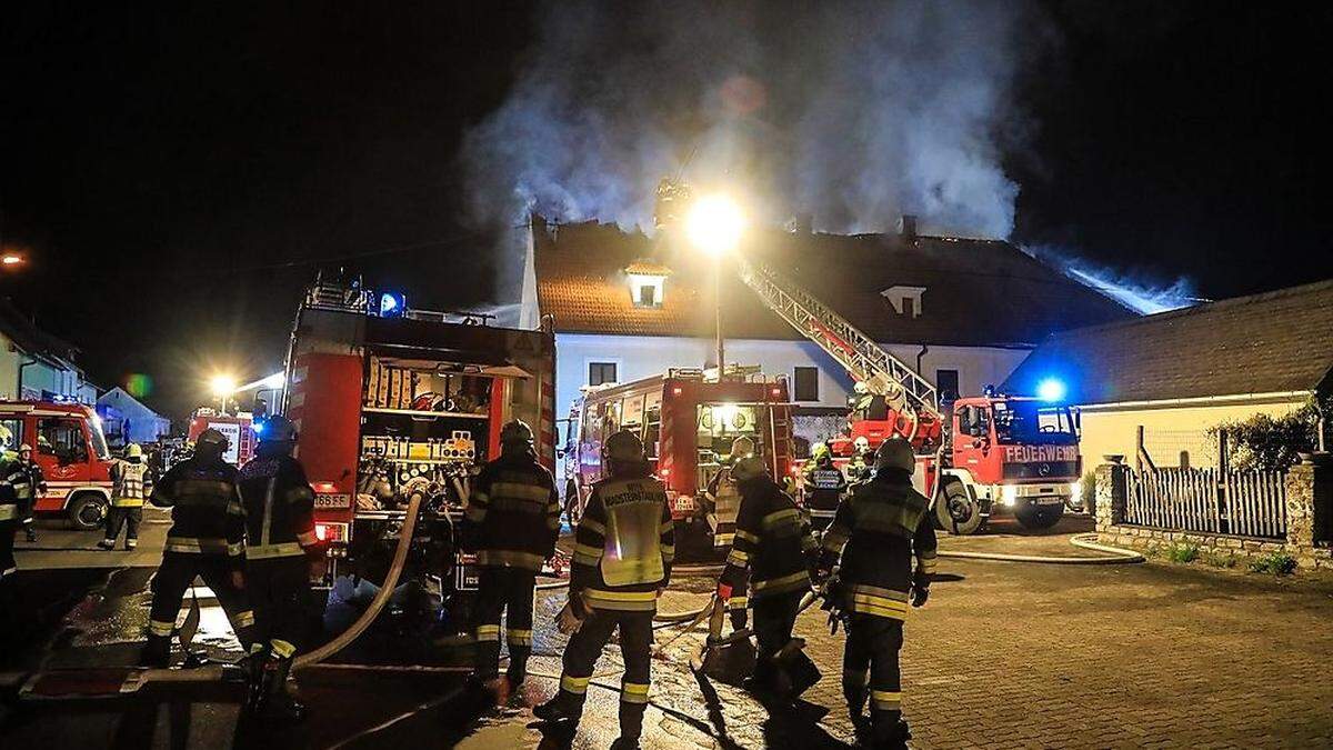 Um an den Brandherd zu gelangen, musste das Dach des Hauses geöffnet werden